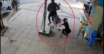 Video: Cận cảnh cô gái bị nhóm đối tượng dàn cảnh cướp xe máy nhưng bất thành
