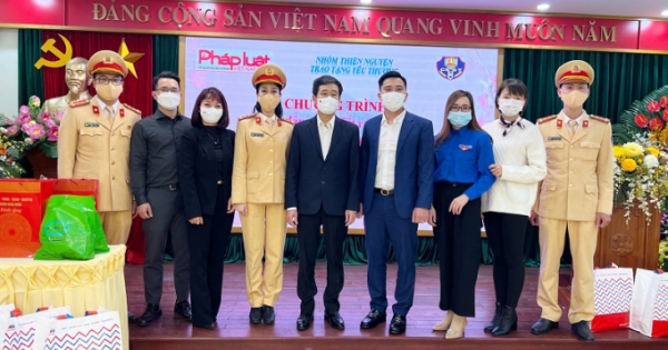 Đoàn Thanh niên Báo Pháp luật Việt Nam trao quà Tết cho người nghèo quận Hoàn Kiếm