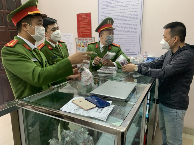 Lực lượng công an kiểm tra các điều kiện kinh doanh tại điểm bán pháo hoa   trên đường Dương Đình Nghệ, TP. Thanh Hóa.