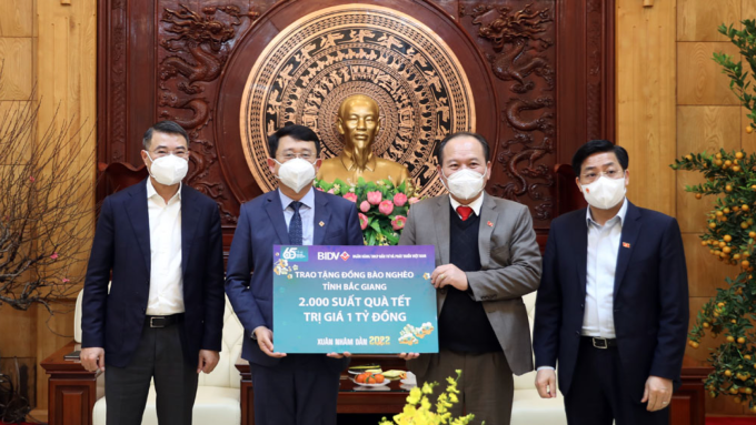 Đồng chí Lê Minh Hưng và Dương Văn Thái chứng kiến lãnh đạo Ngần hàng TMCP Đầu tư và Phát triển Việt Nam Chi nhánh tỉnh Bắc Giang trao quà Tết cho hộ nghèo qua Uỷ ban MTTQ tỉnh.