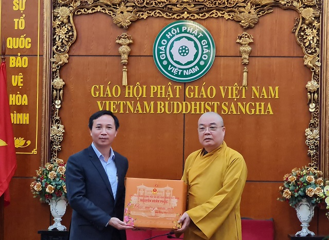Ông Vũ Hoài Bắc cũng đã chuyển quà  tết và lời chúc mừng năm mới  của Chủ tịch nước tới chư Tôn đức Hội đồng Trị sự Giáo hội Phật giáo Việt Nam.