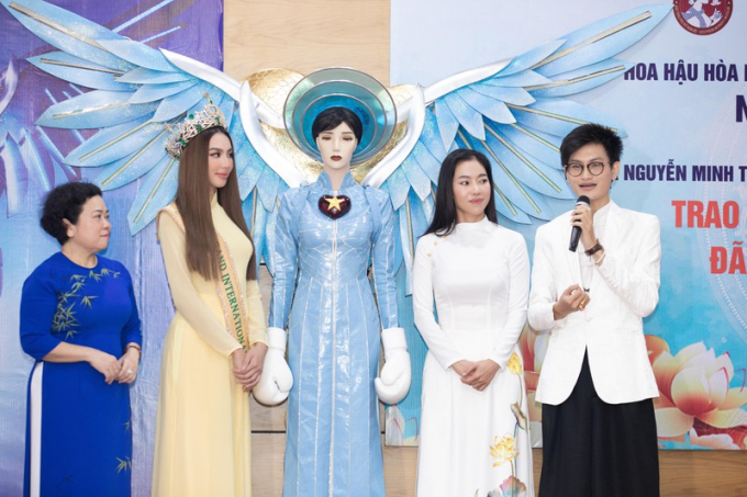 Trang phục Thiên thần áo xanh của nhà thiết kế Tín Thái được bàn giao cho Bảo tàng Phụ nữ Nam Bộ.