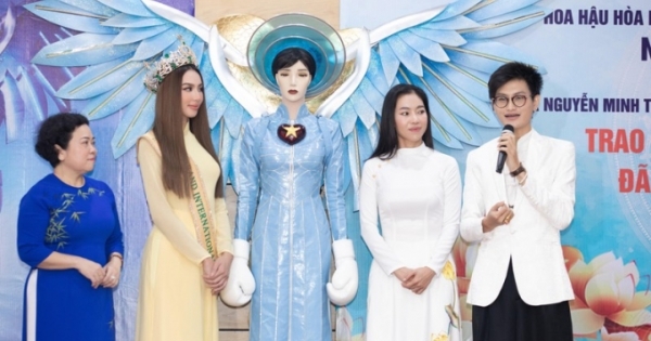 Hoa hậu Thùy Tiên trao tặng trang phục dự thi quốc tế