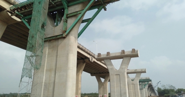 Sau 1 năm thi công, cầu Vĩnh Tuy 2 dần dần lộ diện