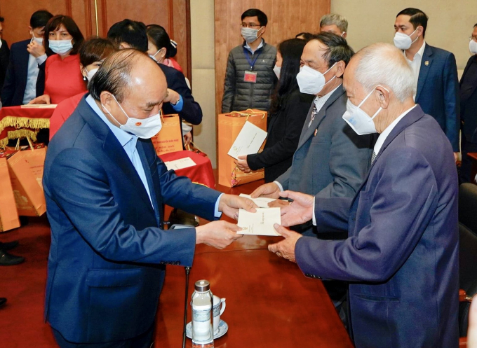 Chủ tịch nước Nguyễn Xuân Phúc tặng quà Tết cho các đối tượng chính sách, người có công.