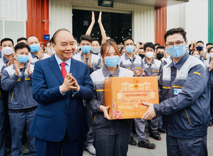 Chủ tịch nước trao quà cho công nhân tại nhà máy ô tô.