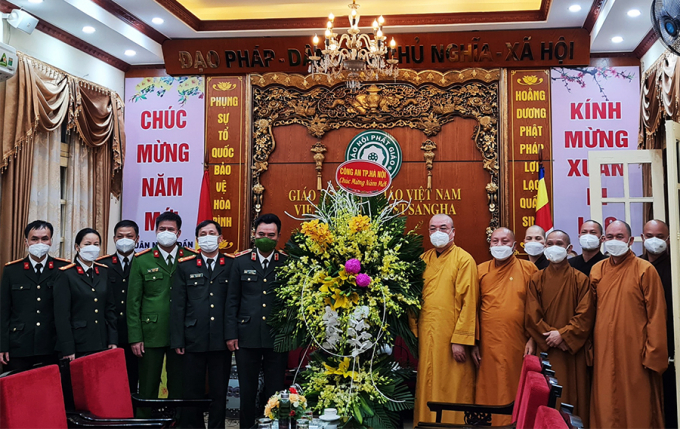 Đoàn lãnh đạo Công An TP Hà Nội do Thiếu tướng Nguyễn Anh Tuấn - Phó Giám đốc CATP Hà Nội làm trưởng đoàn đến tặng quà và chúc mừng năm mới đến GHPGVN.