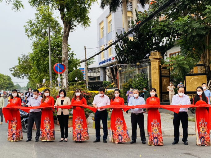 Lãnh đạo Quận 12 cắt băng khai mạc đường hoa Lê Thị Riêng Tết Nhâm Dần năm 2022