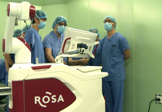 Robot Rosa liên doanh liên kết tại Bệnh viện Bạch Mai.
