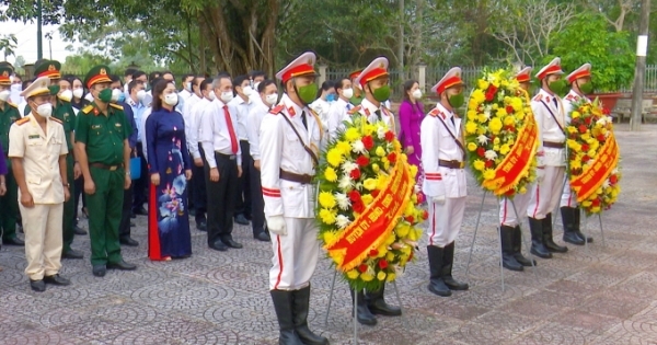 Lãnh đạo tỉnh Bạc Liêu dâng hoa, dâng hương Chủ tịch Hồ Chí Minh và các anh hùng liệt sĩ