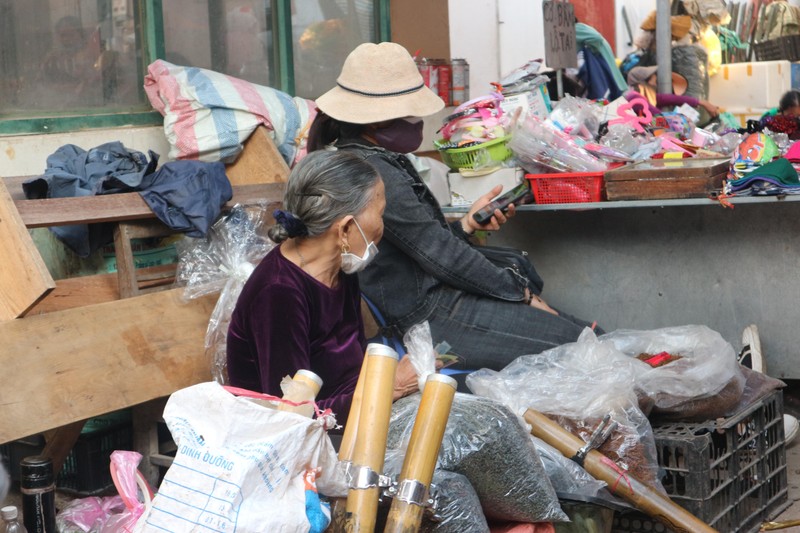 Ở chợ Giát, không khó để bắt gặp hình ảnh các cụ bà ở tuổi “xưa nay hiếm” vẫn ngồi bán mẹt thuốc lào, bánh trái dân dã.
