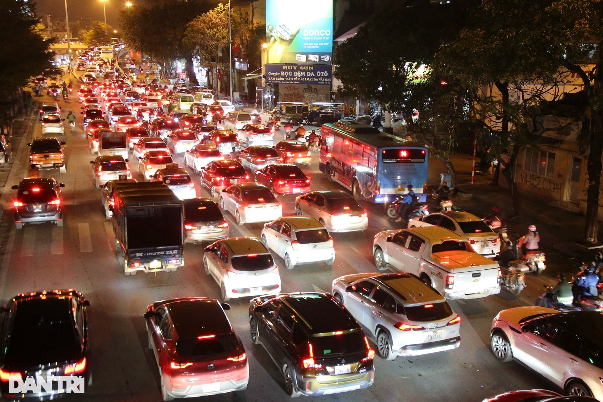 Trong ảnh là đường Trần Nhật Duật lúc 18h tối đang ùn tắc. Hình ảnh cho thấy ô tô giăng ngang 6 làn xe, chiếm phần lớn lòng đường.