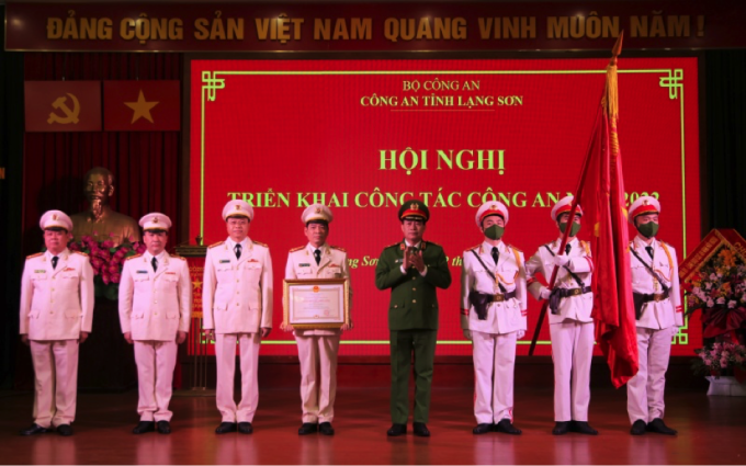 Thiếu tướng Lê Quốc Hùng, UV TW Đảng, Thứ trưởng Công an trao tặng Huân chương Chiến công hạng Nhì cho tập thể Phòng Cảnh sát giao thông, Công an Tỉnh Lạng Sơn.