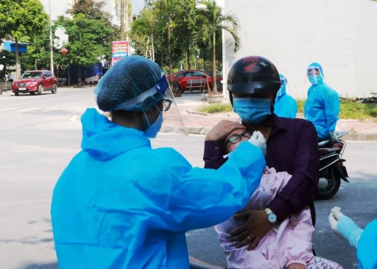Cán bộ y tế lấy mẫu xét nghiệm sàng lọc SARS-CoV-2 cho người dân thành phố Nam Định.