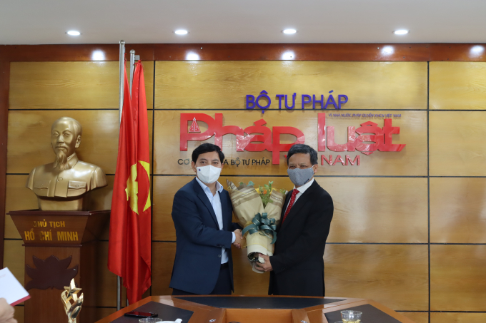 Phó Tổng Biên tập Thường trực báo Pháp luật Việt Nam Trần Đức Vinh chúc mừng ĐS Nguyễn Hồng Thao tái đắc cử ILC.