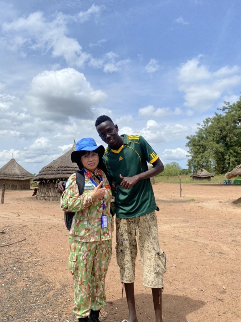 Trung tá Oanh chụp ảnh cùng Trợ lý ngôn ngữ tại Jobor, bang Trung Xích Đạo, Nam Sudan.