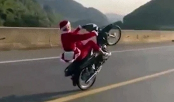 Bốc đầu xe máy, “ông già Noel” bị xử lý thế nào?