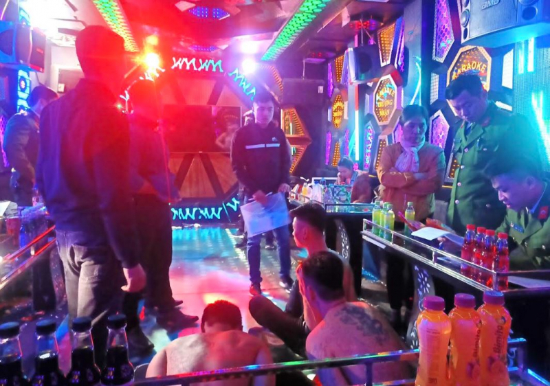 Cơ quan Công an bắt quả tang nhóm đối tượng sử dụng ma túy tại quán karaoke.