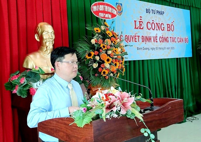 Thứ trưởng Bộ Tư pháp Mai Lương Khôi phát biểu tại hội nghị.