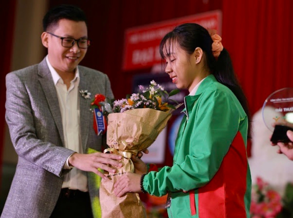 Ông Đỗ Văn Dệ (bên trái) trao giải thưởng tuổi trẻ cống hiến vì cộng đồng năm 2022 cho các thủ lĩnh đoạt giải.