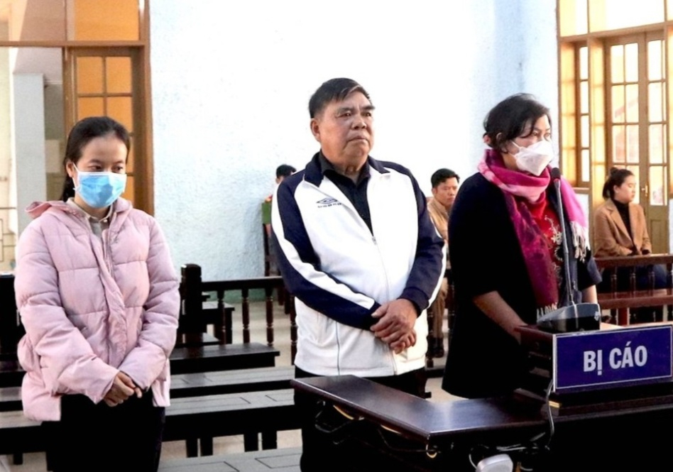 Bị cáo Nguyễn Thế Quang (người đứng giữa) tại phiên sơ thẩm. (Ảnh: Lê Tiền)