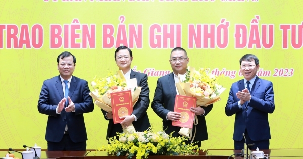 Tỉnh Bắc Giang trao biên bản ghi nhớ đầu tư dự án sản xuất, lắp ráp xe máy điện trị giá 100 triệu USD