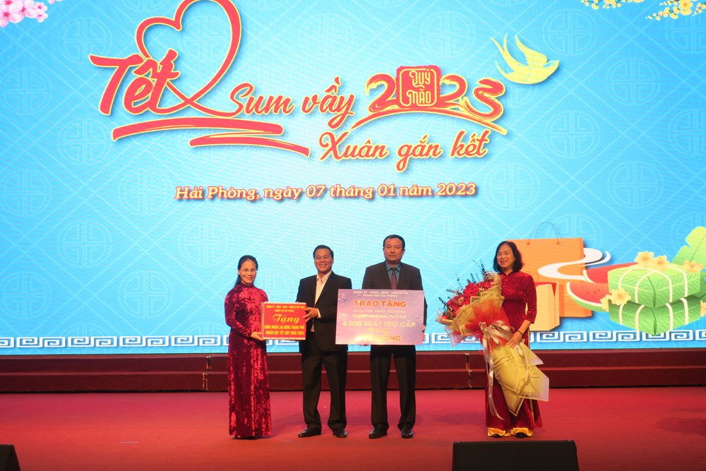 Ông Nguyễn Văn Tùng, Chủ tịch UBND TP Hải Phòng trao tặng công nhân lao động thành phố 6 tỷ đồng.
