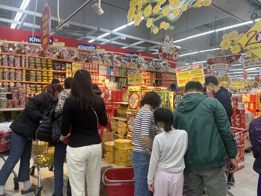Tại siêu thị Big C Thăng Long, chỉ trong khoảng thời gian vài tiếng buổi trưa, có đến hàng nghìn người đến đây để vui chơi, mua sắm.