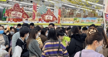 Cuối tuần, người Hà Nội ùn ùn kéo đến siêu thị sắm Tết
