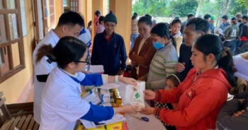 Nghệ An: Người dân miền núi huyện Con Cuông được tặng quà, khám bệnh miễn phí