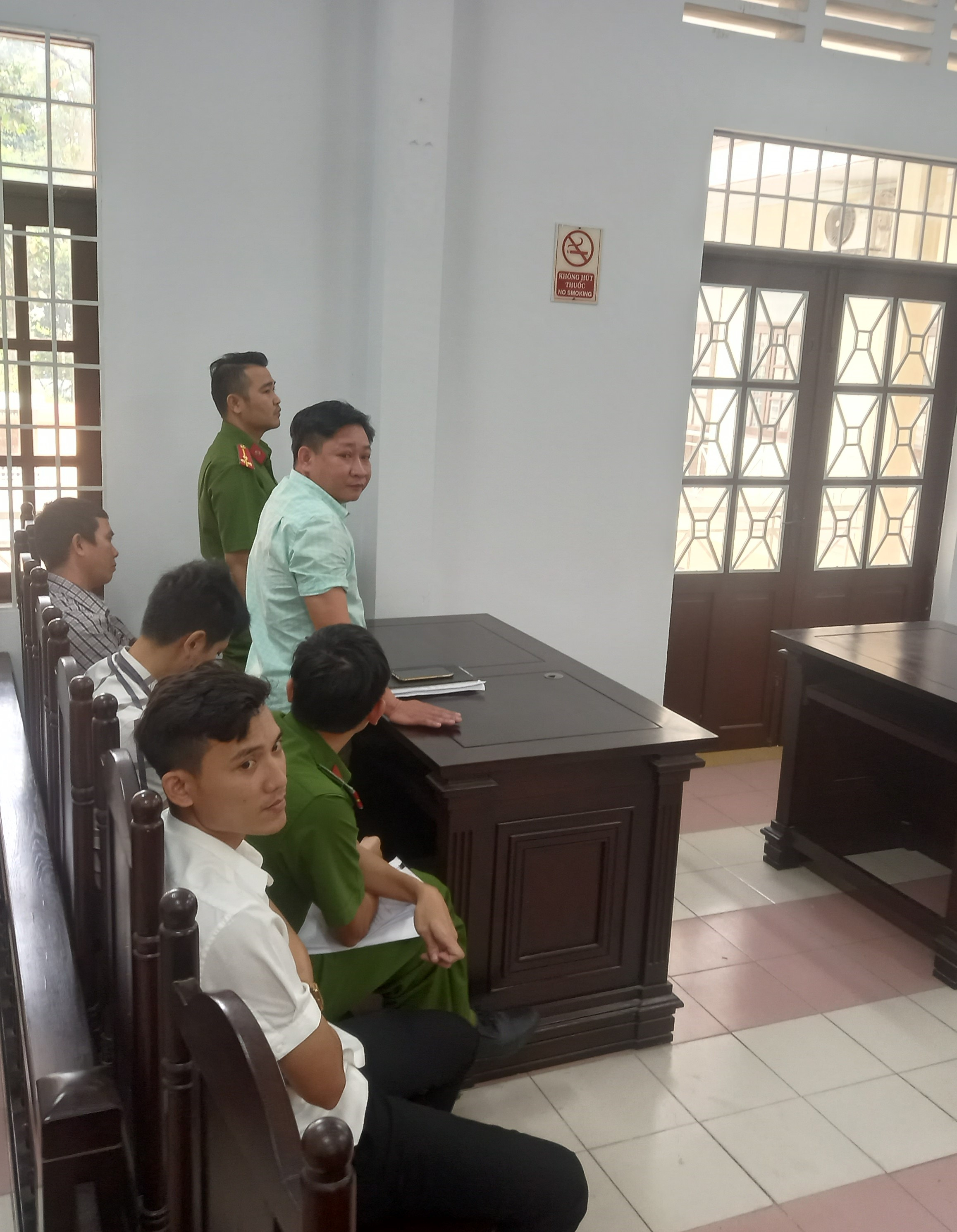 Sáu cán bộ công an của xã Long Đức và huyện Long Thành tại phiên tòa.