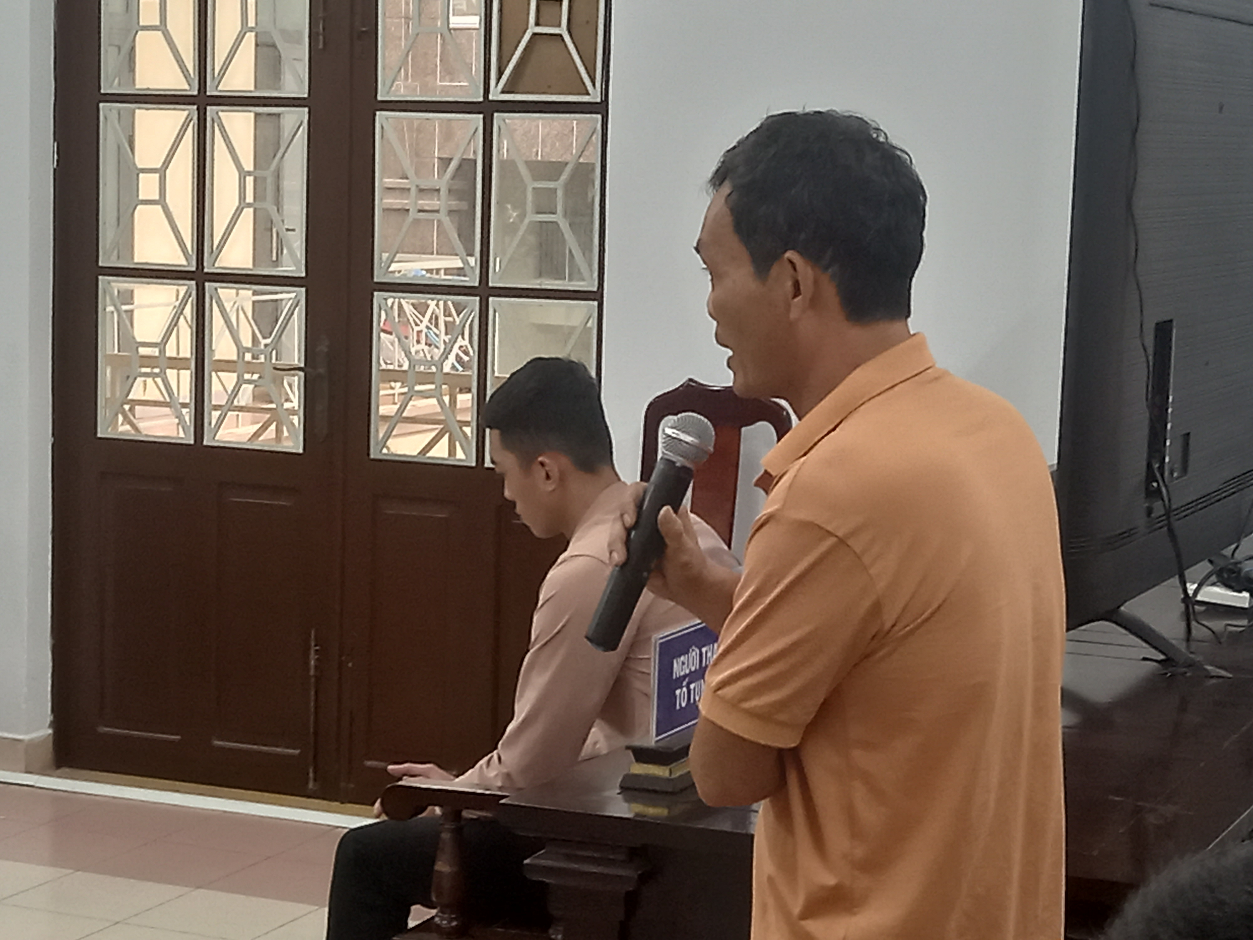 Ông Huỳnh Tấn Minh, cha của bị cáo Tài được chủ tọa hỏi để làm rõ việc ông bồi thường cho bị hại 10 triệu đồng
