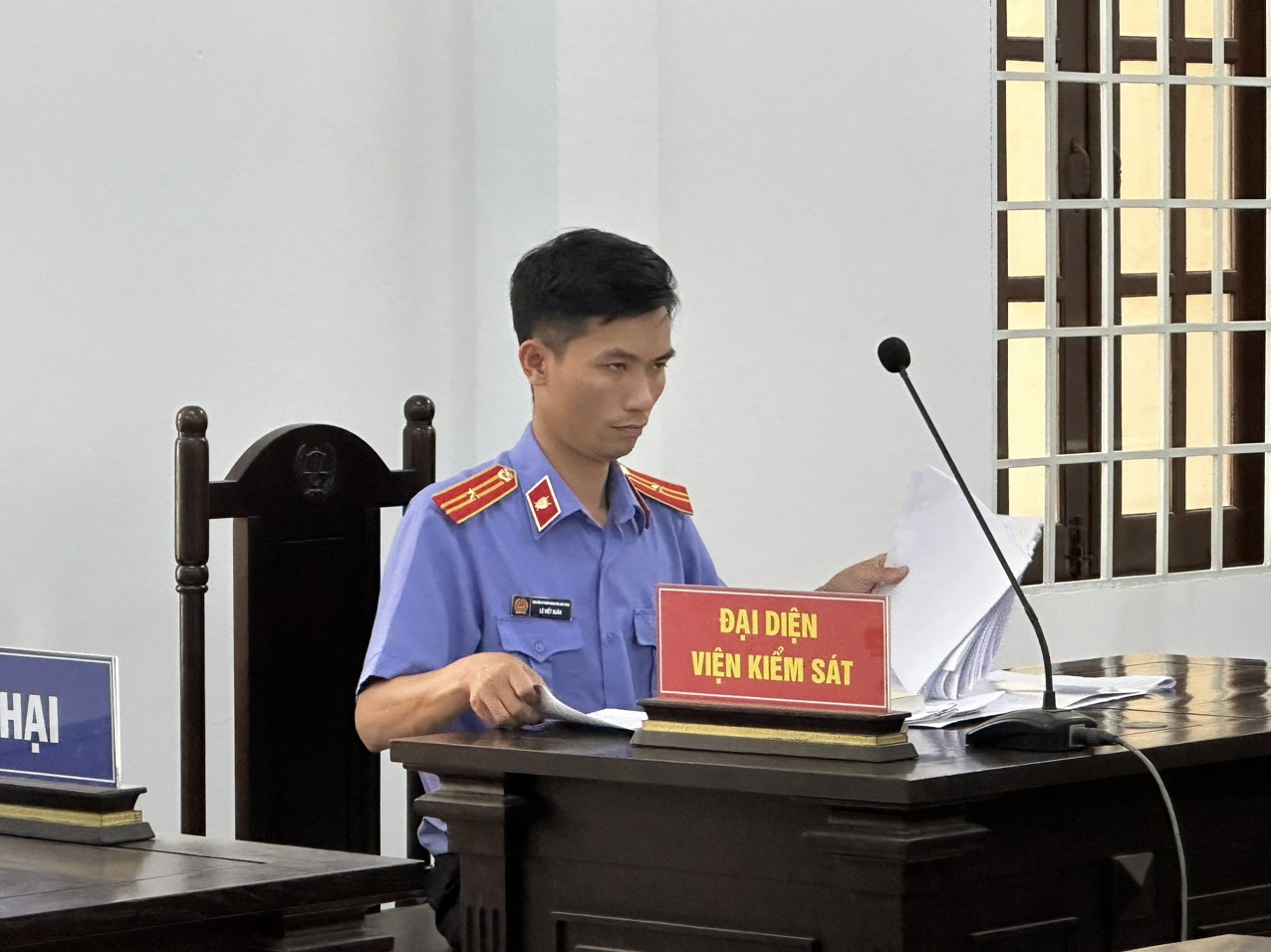 Đại diện VKS Long Thành giữ quyền công tố tại phiên tòa.