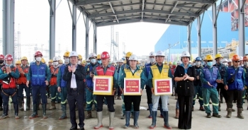 Bộ trưởng Bộ Xây dựng thăm và tặng quà Tết cho người lao động tại Khánh Hòa