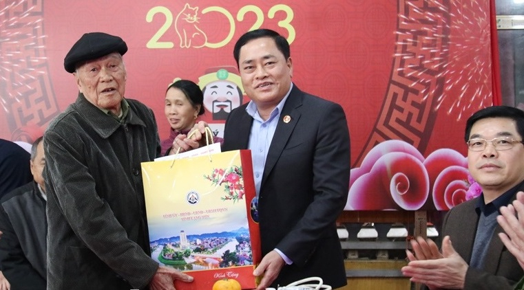 Chủ tịch UBND tỉnh Hồ Tiến Thiệu ân cần thăm hỏi và tặng quà ông Nông Văn Cao, cán bộ Tiền khởi nghĩa, trú tại khối phố Toòng Chu, thị trấn Bình Gia.