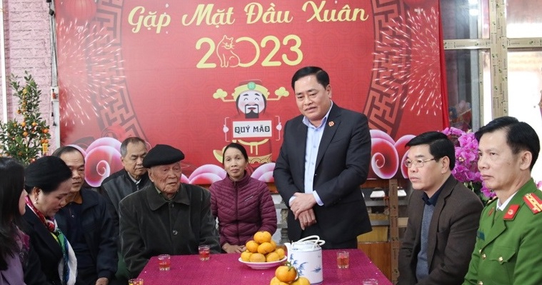 Chủ tịch UBND tỉnh Lạng Sơn phát biểu tại các gia đình đến thăm.