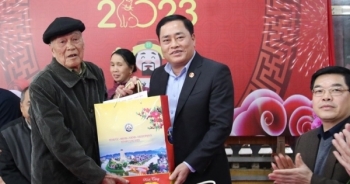Chủ tịch UBND tỉnh Lạng Sơn Hồ Tiến Thiệu thăm, chúc tết, tặng quà người có công