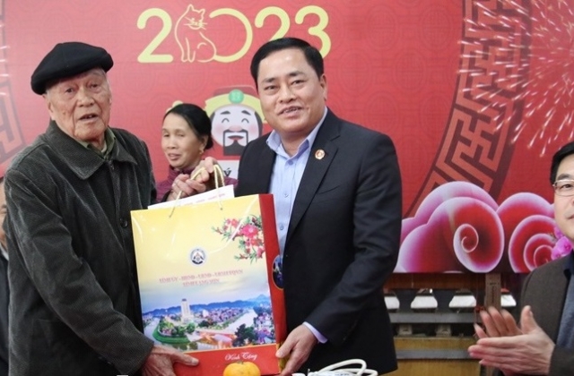 Chủ tịch UBND tỉnh Lạng Sơn Hồ Tiến Thiệu thăm, chúc tết, tặng quà người có công