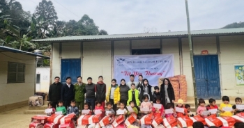 Hàng trăm suất quà đã đến với trẻ em khó khăn tại Hòa Bình và Sơn La