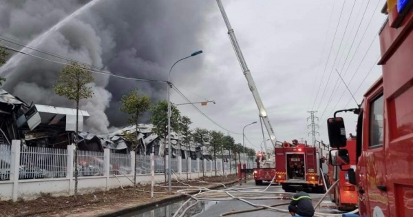 Bắc Ninh: Hỏa hoạn bùng phát dữ dội tại công ty sản xuất linh kiện điện tử