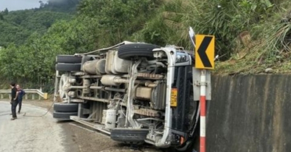 Quảng Nam: 3 người tử vong khi xe tải lao vào taluy bên đường.
