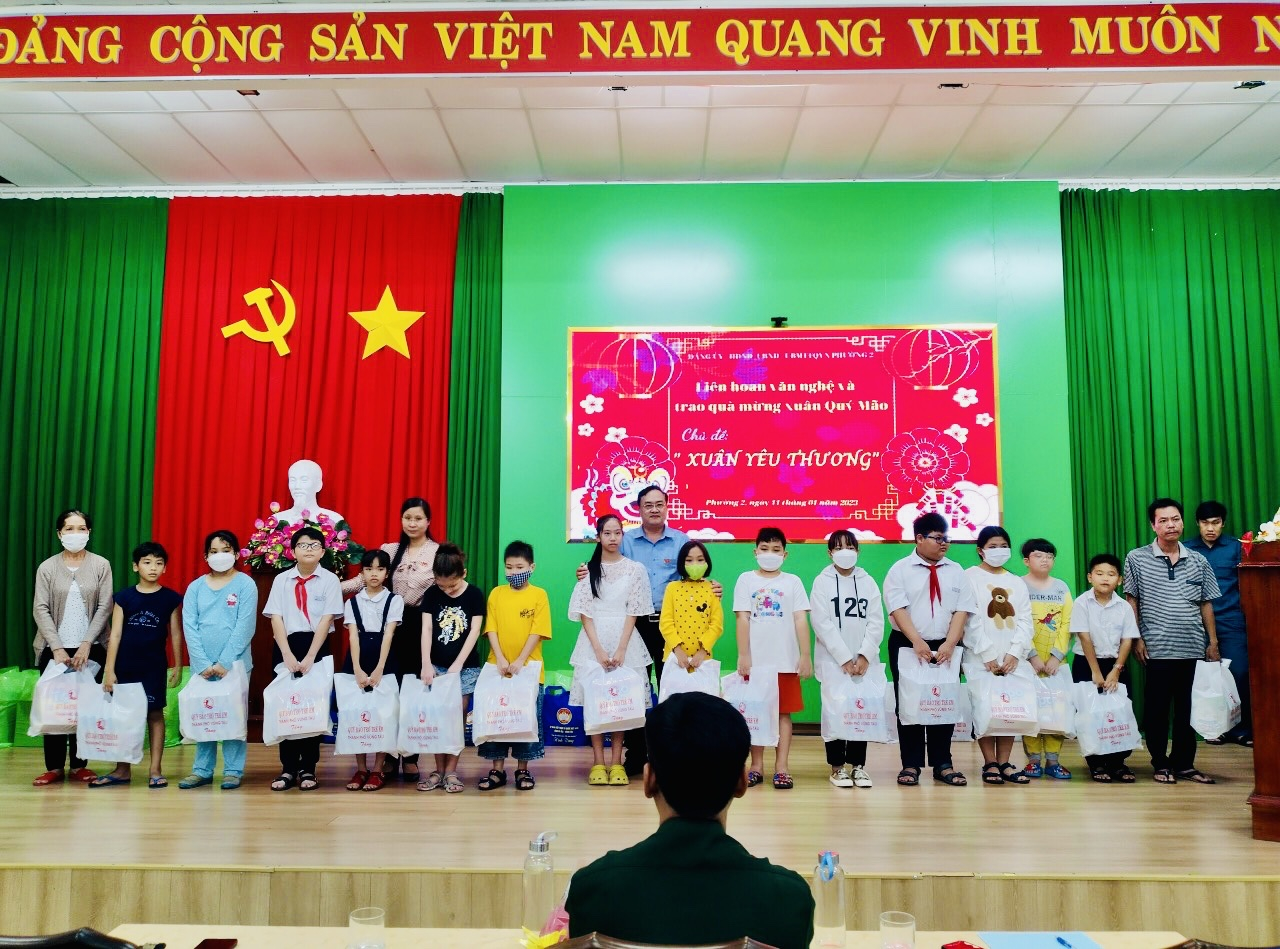 Ông Nguyễn Hữu Nam – Bí thư đảng ủy – Chủ tịch UBND phường 2 thành phố Vũng Tàu trao tặng quà Tết cho người nghèo, trẻ em có hoàn cảnh khó khăn trên địa bàn.