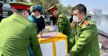 Hà Nội: Cá chép tiễn ông Táo "lên xe cảnh sát" ra sông Hồng