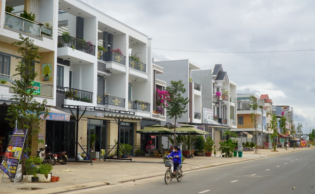 Một dãy phố nhiều nhà cao tầng khang trang, đồng bộ tại khu tái định cư Lộc An - Bình Sơn.
