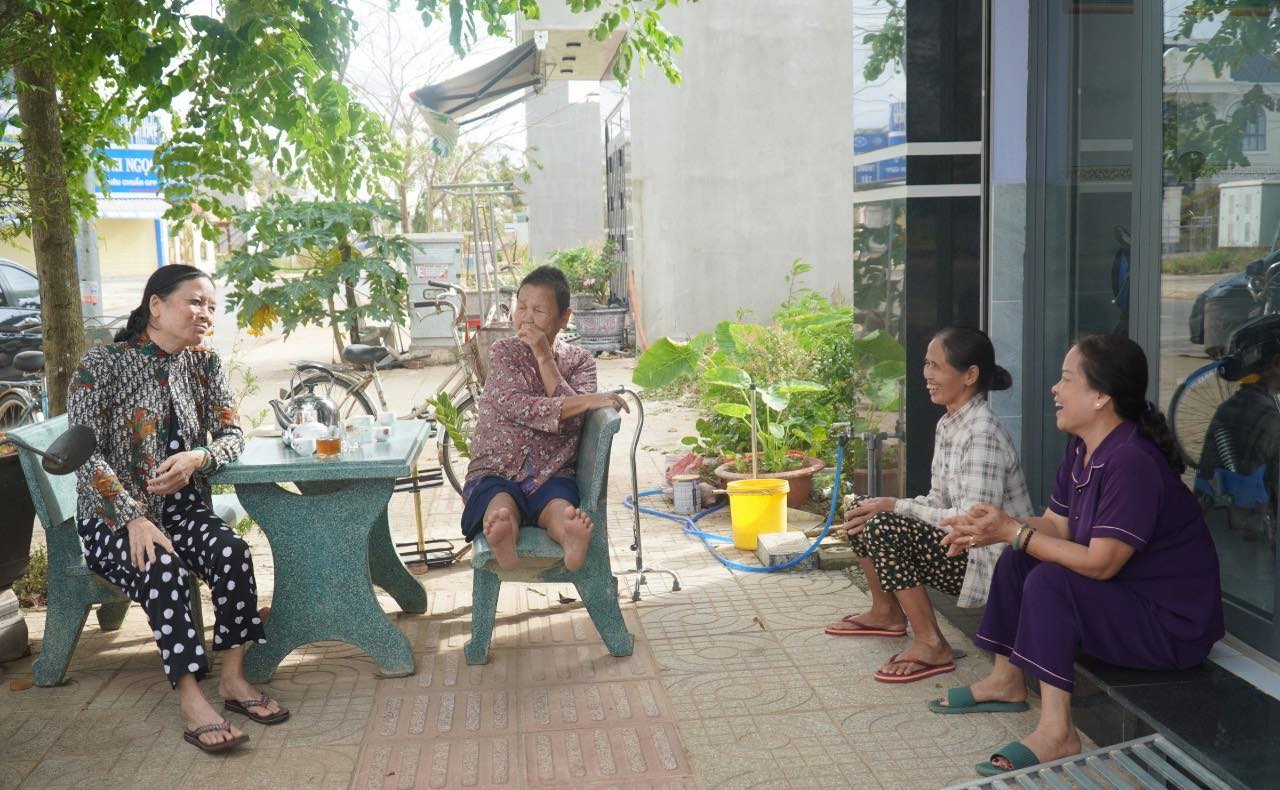 Hàng xóm ở ấp Suối Trầu 2, xã Bình Sơn do ra khu tái định cư bốc thăm ở cách xa nhau, vào những buổi chiều các bà tập trung lại nói chuyện về cuộc sống mới, chuẩn bị đón Tết.