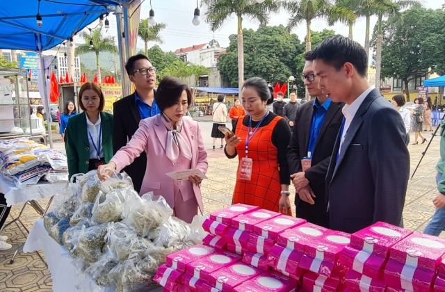 Quảng Ninh: Ấm áp phiên “Chợ Tết 0 đồng” cho bà con nghèo vùng mỏ