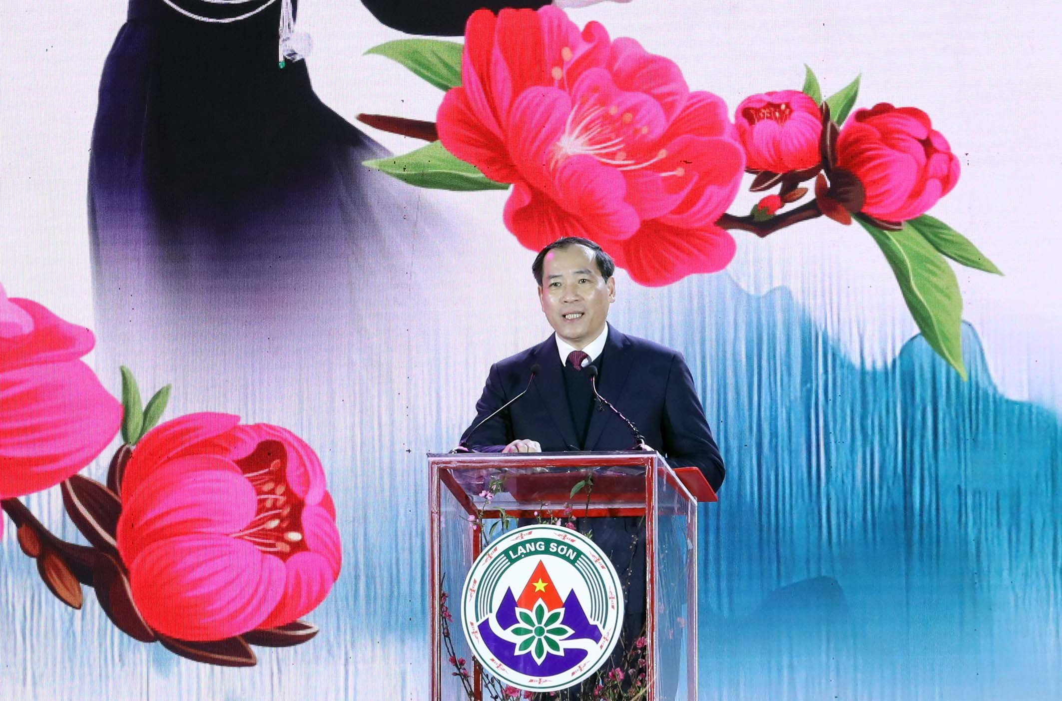 Phó Chủ tịch Thường trực UBND tỉnh Lạng Sơn Dương Xuân Huyên phát biểu khai mạc Lễ hội Hoa Đào Xứ Lạng 2023.