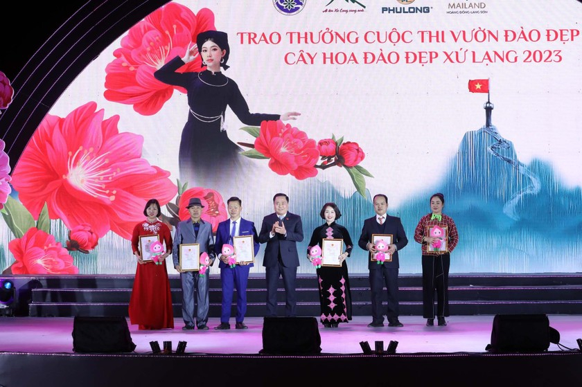 Ông Hồ Tiến Thiệu - Chủ tịch UBND tỉnh Lạng Sơn trao giải nhất, nhì, ba cho các tập thể, cá nhân đoạt giải Cây đào đẹp.