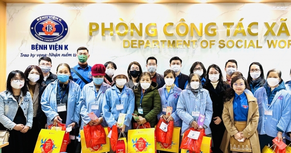 Đoàn Thanh niên Bộ Tư pháp thăm và tặng quà bệnh nhân tại Bệnh viện K Tân Triều