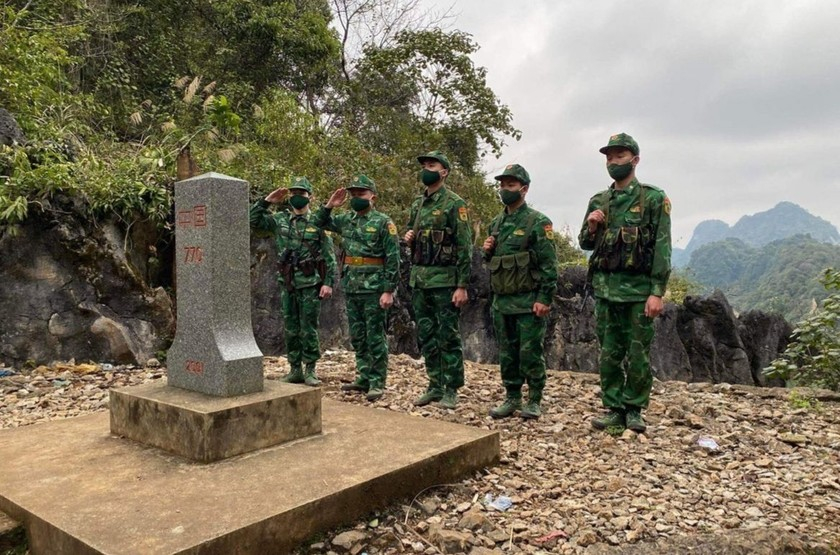 Các chiến sỹ Đồn Biên phòng Ngọc Chung tuần tra bảo vệ đường biên.
